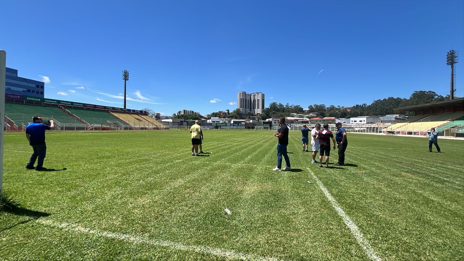 Campo de futebol vistoriado para os jogos